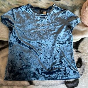 It’s from H&M, size M so I would say good for a 10 yr old and it’s navy blue.